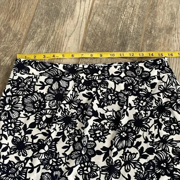 The Limited stretch wrap mini skirt White w/ navy floral print Women’s size 10 - Picture 6 of 13